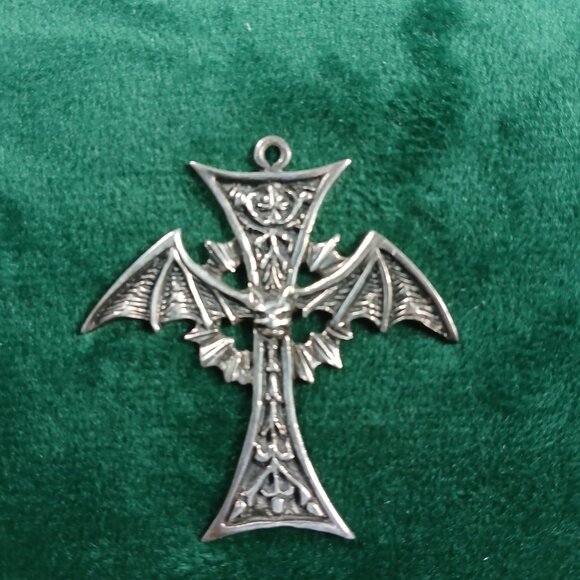 Lot of Four Gothic Cross Pendants - Picture 5 of 5